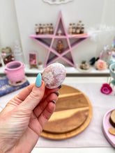 Load image into Gallery viewer, Flower Agate mini palm / pebble
