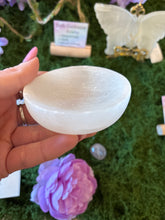 Load image into Gallery viewer, Selenite Bowl and Aura Amethyst Set
