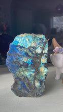 Load and play video in Gallery viewer, Labradorite Freeform
